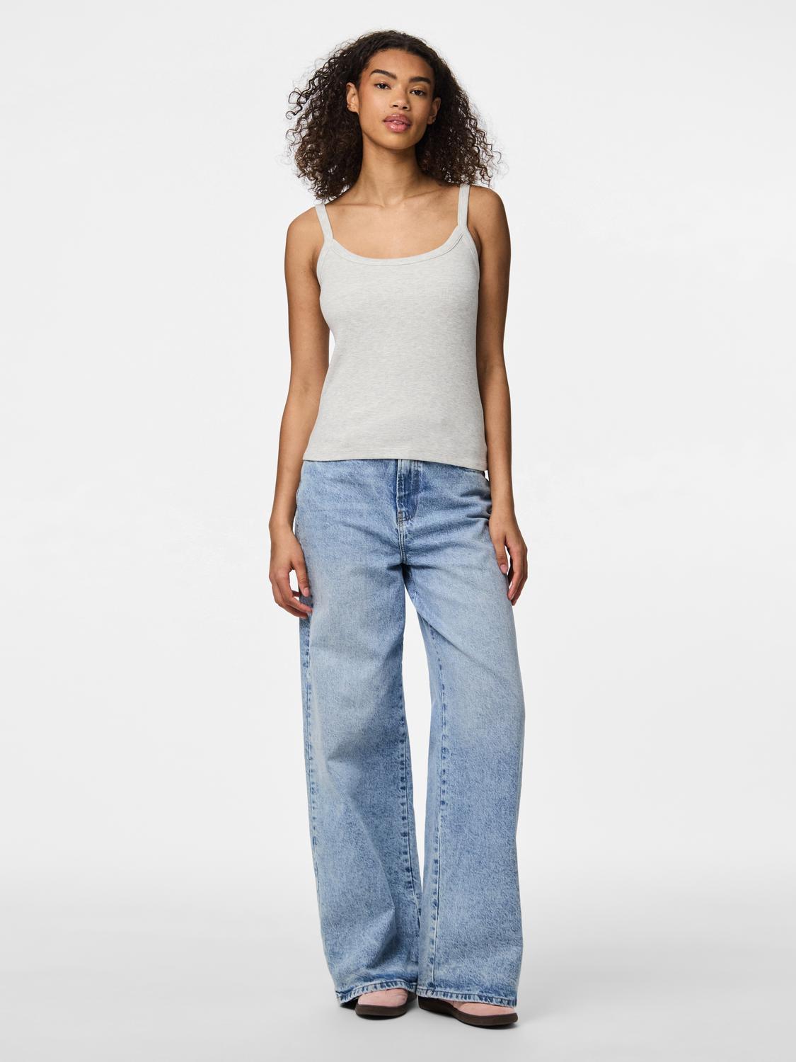 model_shot-front_full